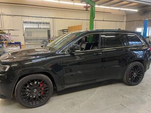 سيارة رياضية متعددة الأغراض Jeep Grand Cherokee SRT