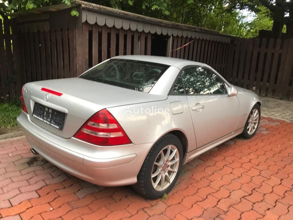 xe hơi hai chỗ Mercedes-Benz SLK 200 Kompressor bị hư hại