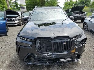 سيارة كروس أوفر BMW X7 M60i بعد وقوع الحادث