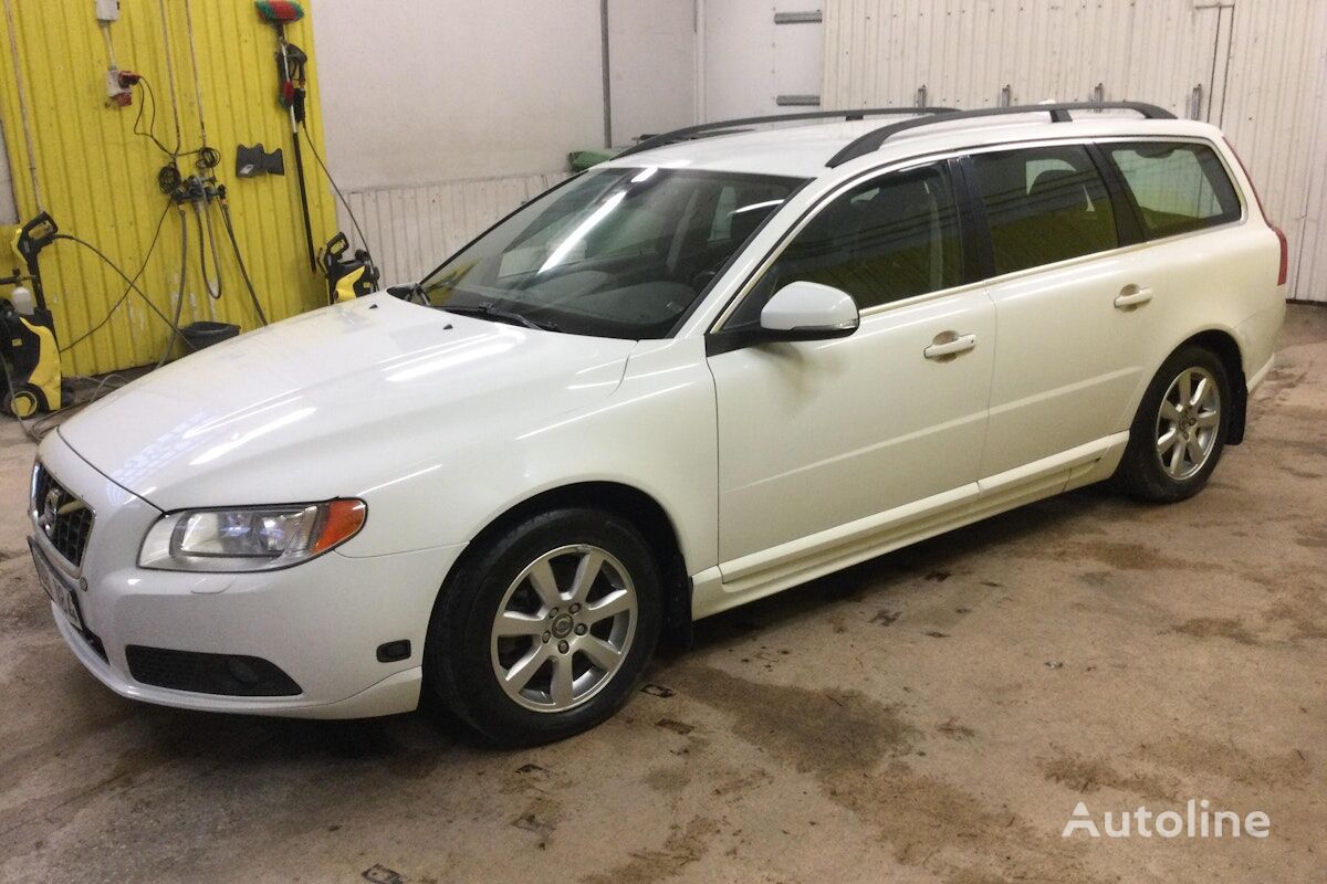 Volvo V70 estate car