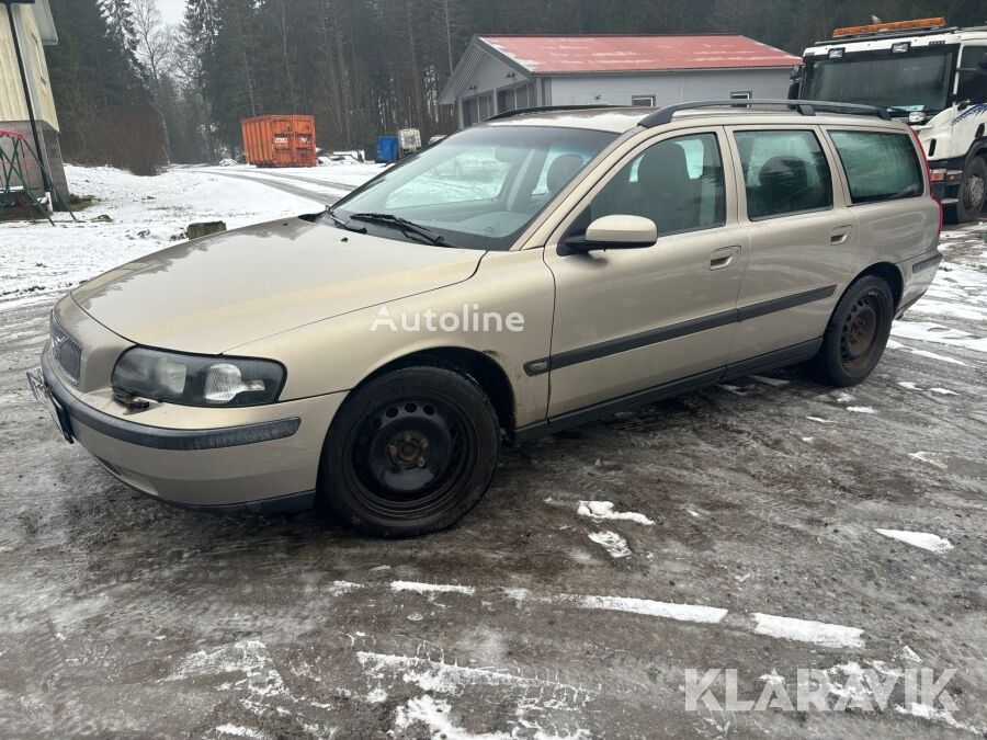 Volvo V70 estate car