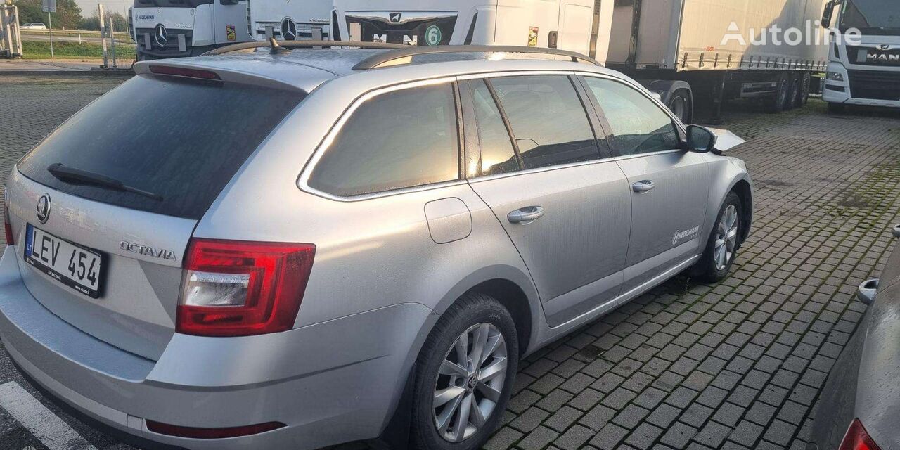 damaged Škoda Octavia estate car