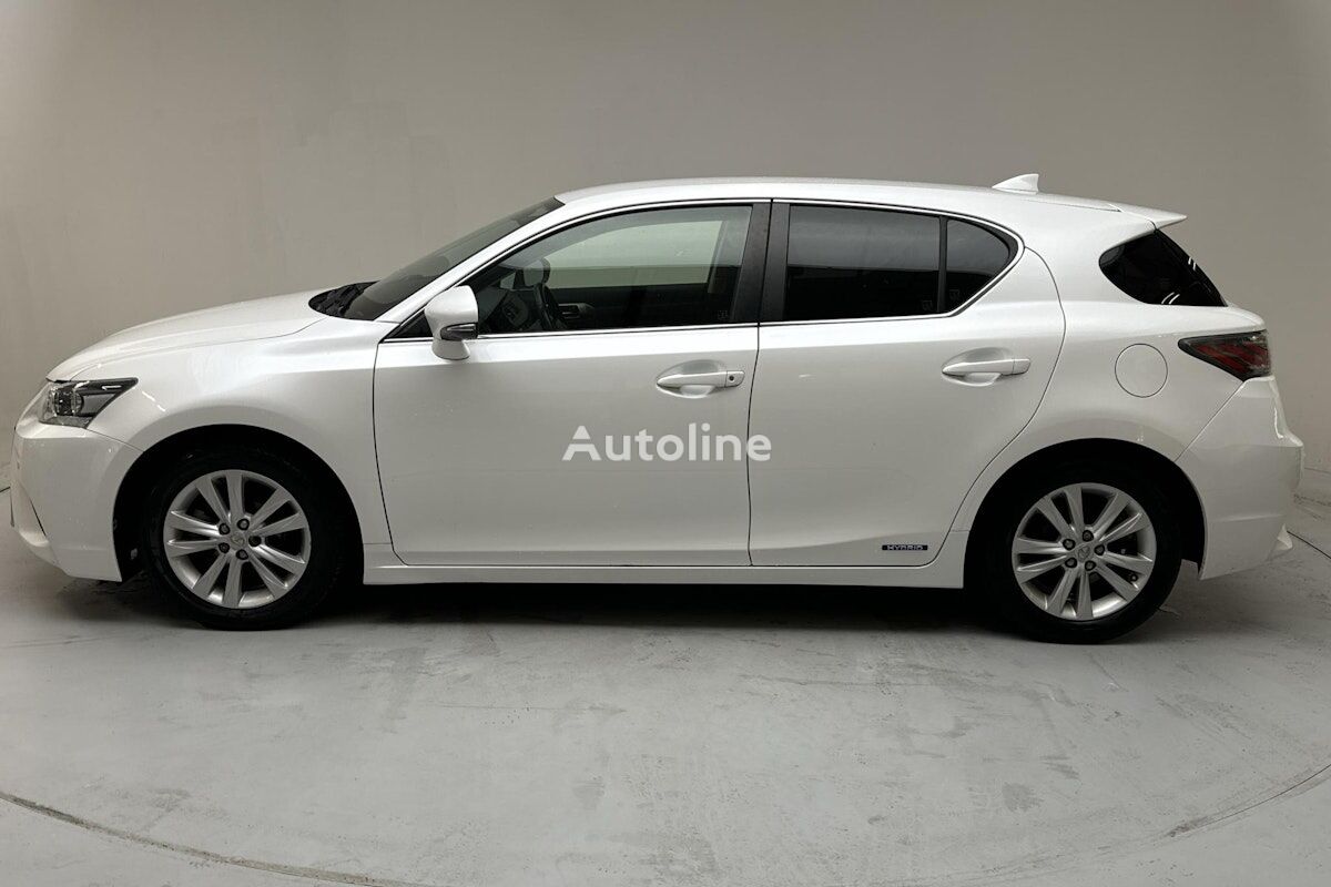 хэтчбек Lexus CT200h