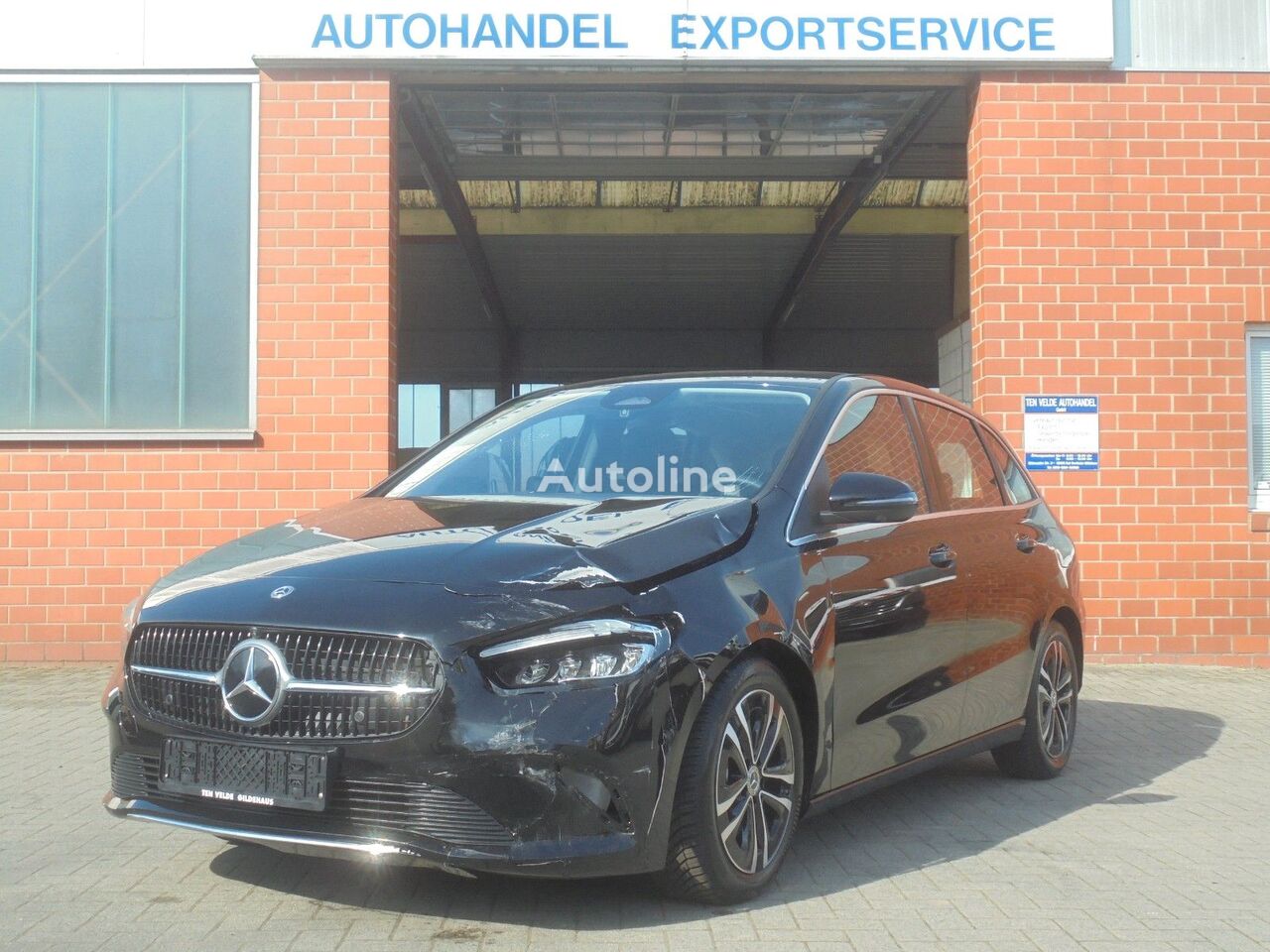 سيارة هاتشباك Mercedes-Benz B 180 بعد وقوع الحادث