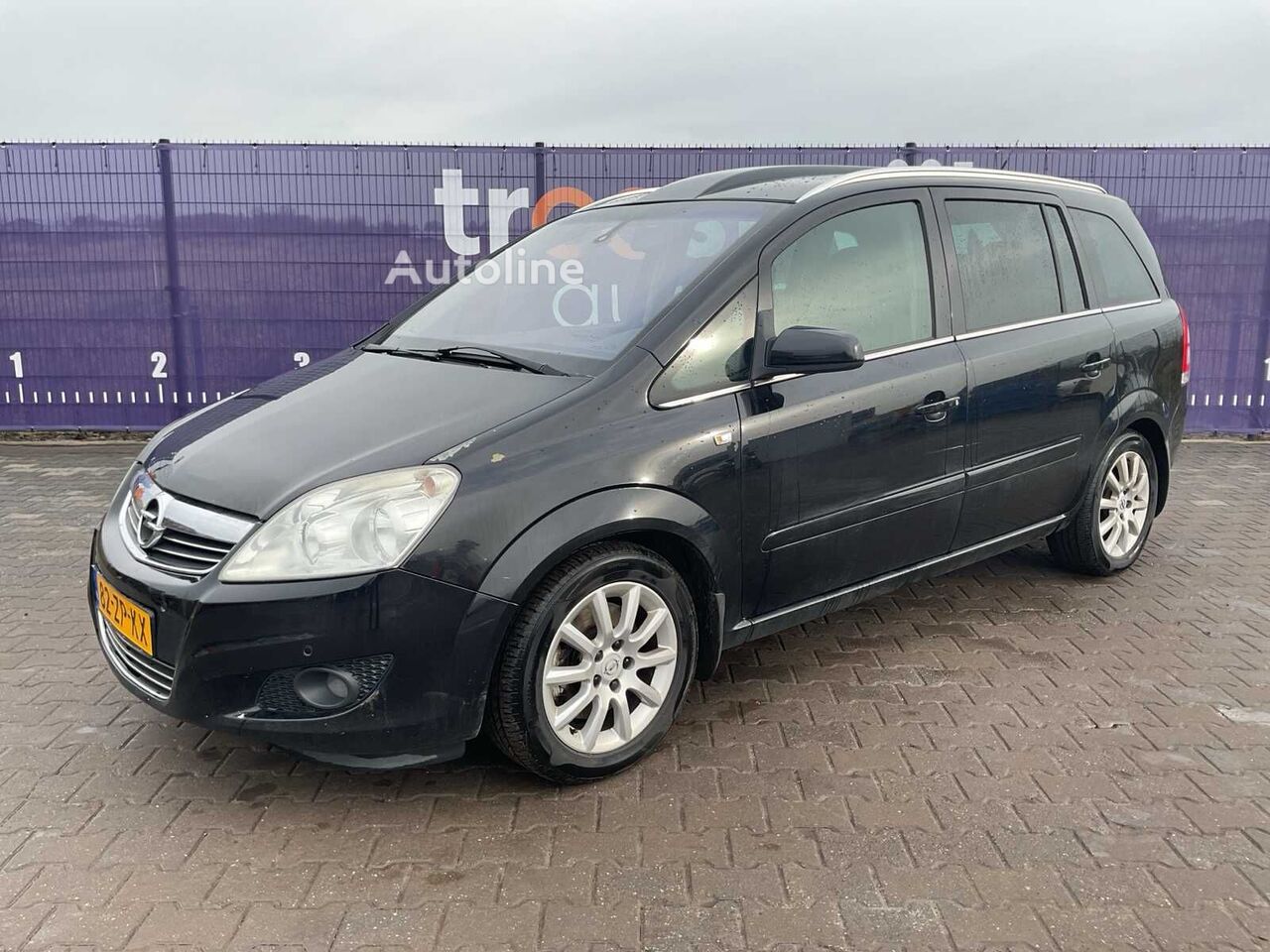 Opel Zafira minivan