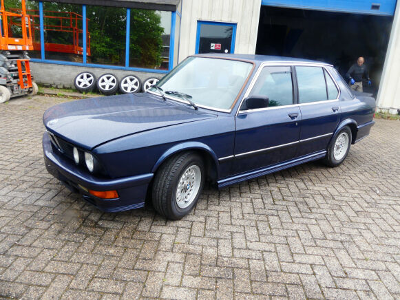 sedan BMW 520IA