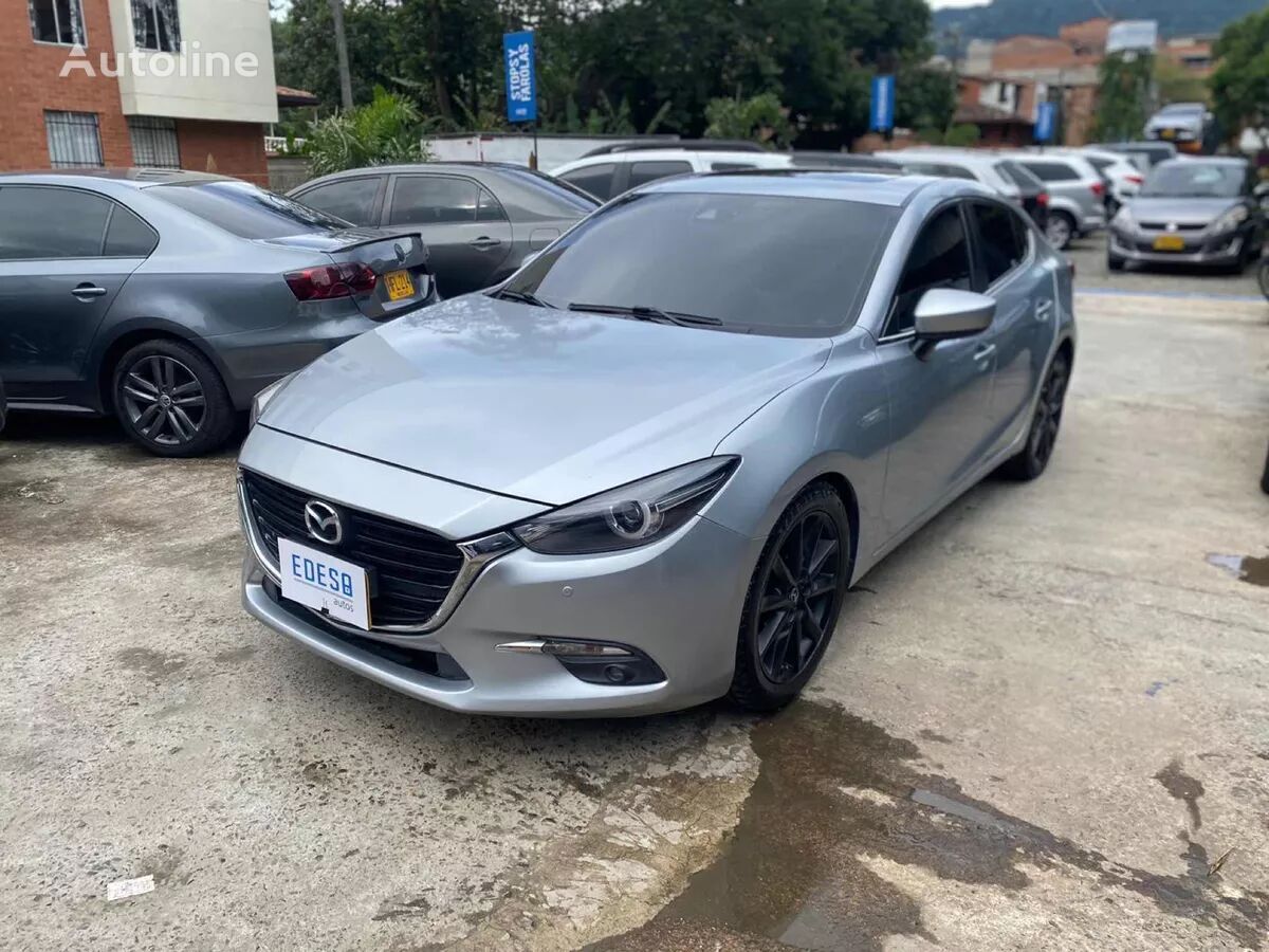 седан Mazda 3