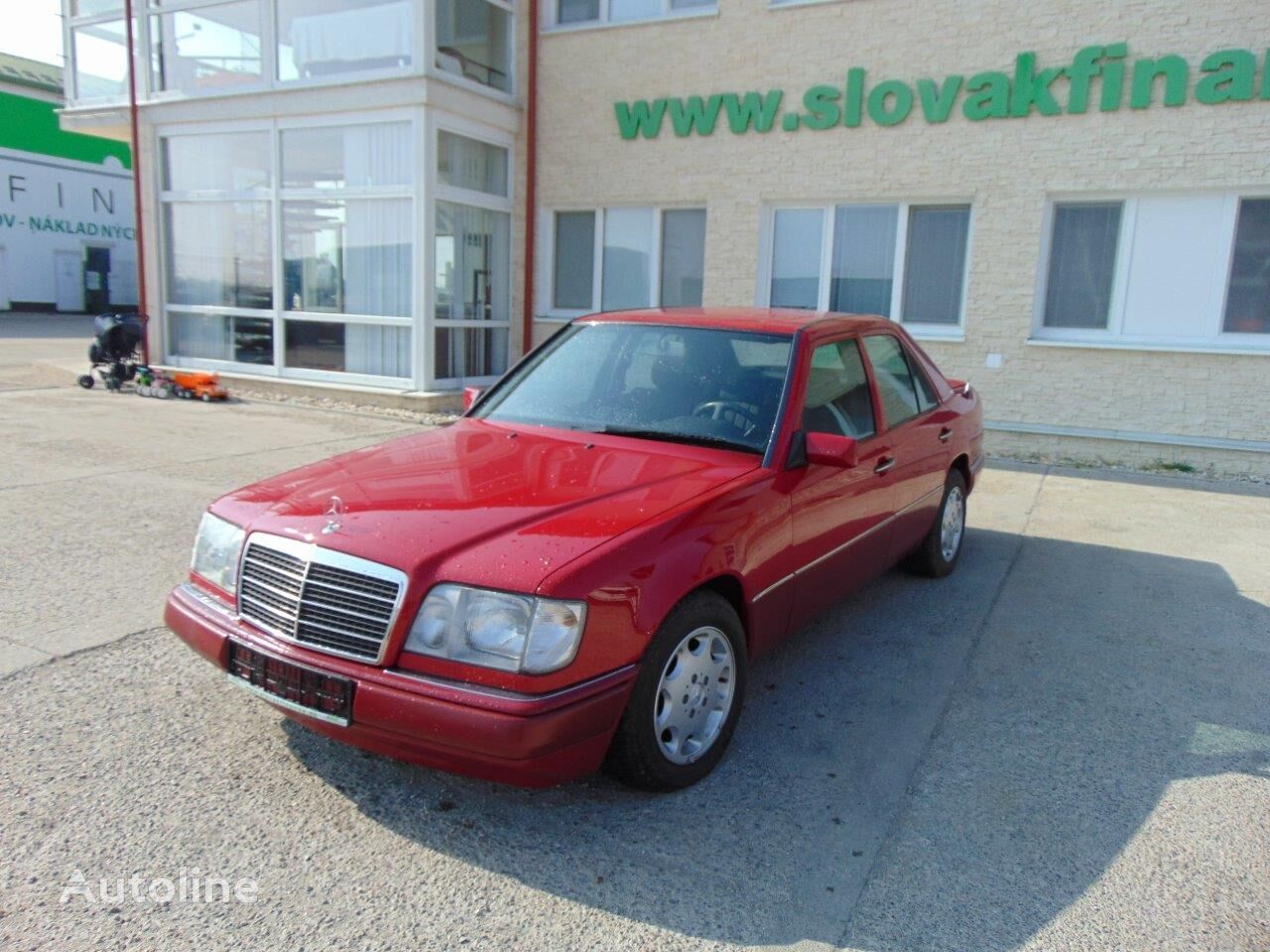 седан Mercedes-Benz 124 E 200