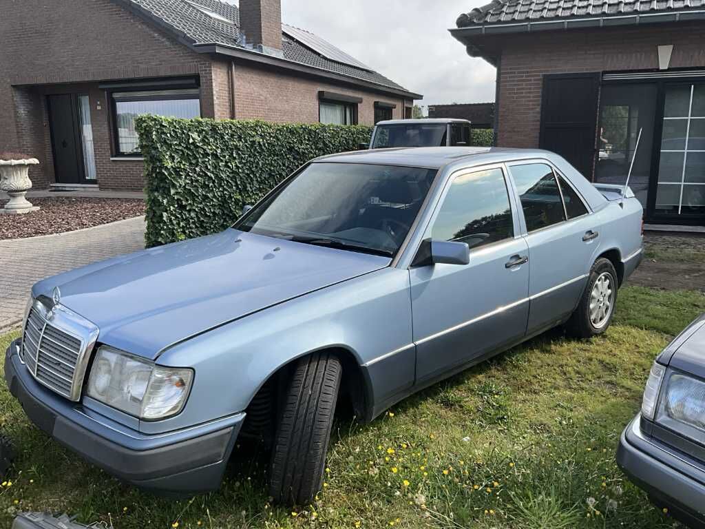 سيارة سيدان Mercedes-Benz 200 D