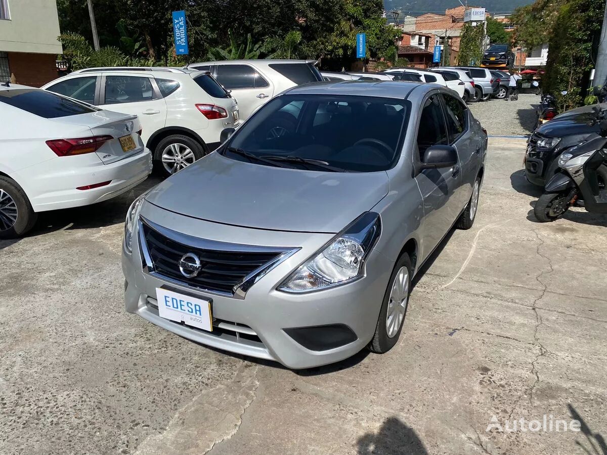 седан Nissan Versa