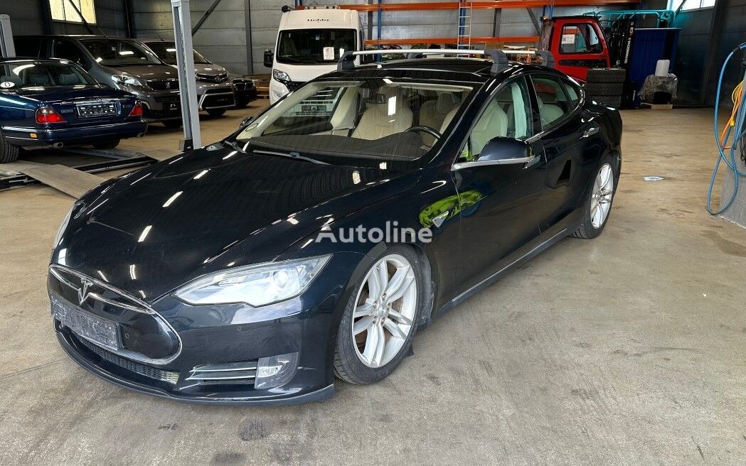 седан Tesla S 85