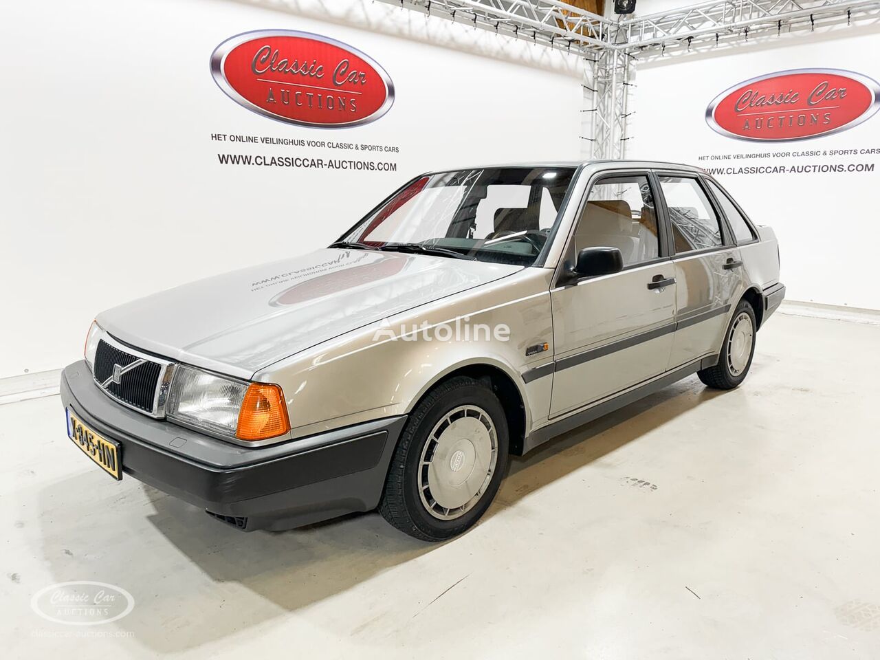 седан Volvo 440