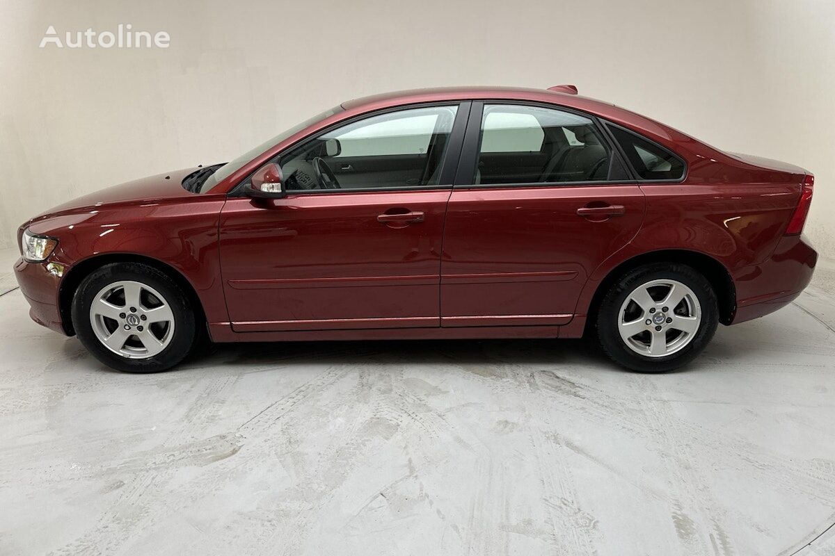 седан Volvo S40