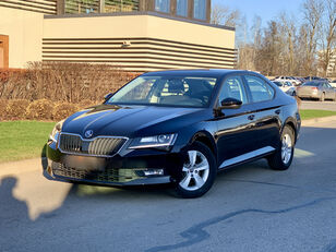 седан Škoda Superb