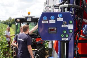 Комбајн за бобинки Jagoda Raspberry & Blueberry Harvester JAGODA 300 се продава - Слика 12 | Agroline MK Нови комбајн за бобинки Jagoda Raspberry & Blueberry Harvester JAGODA 300 | Слика 12 - Agroline