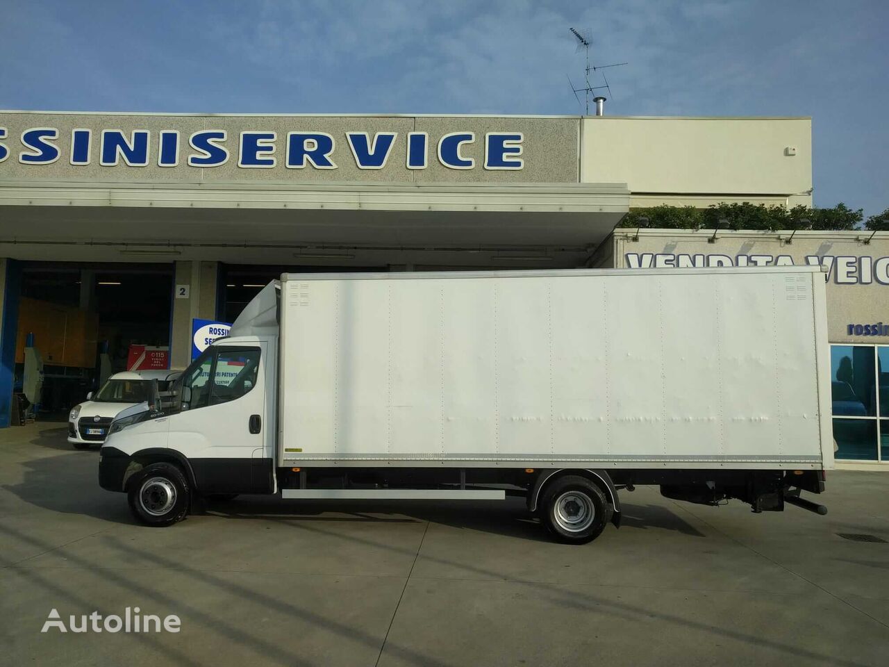 ALLESTIMENTO A TERRA USATO box truck