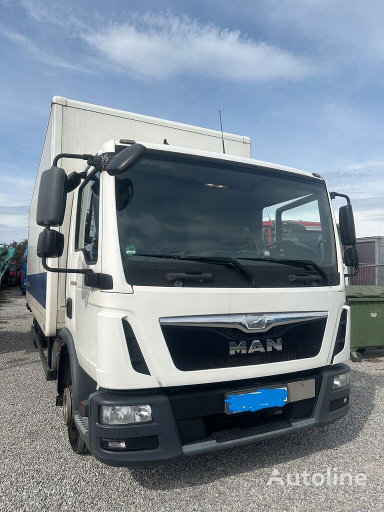 MAN 12.220  box truck