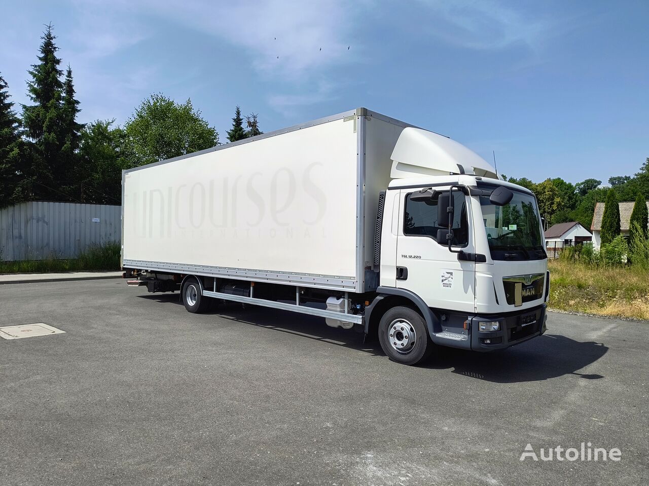 MAN TGL 12.220 box truck