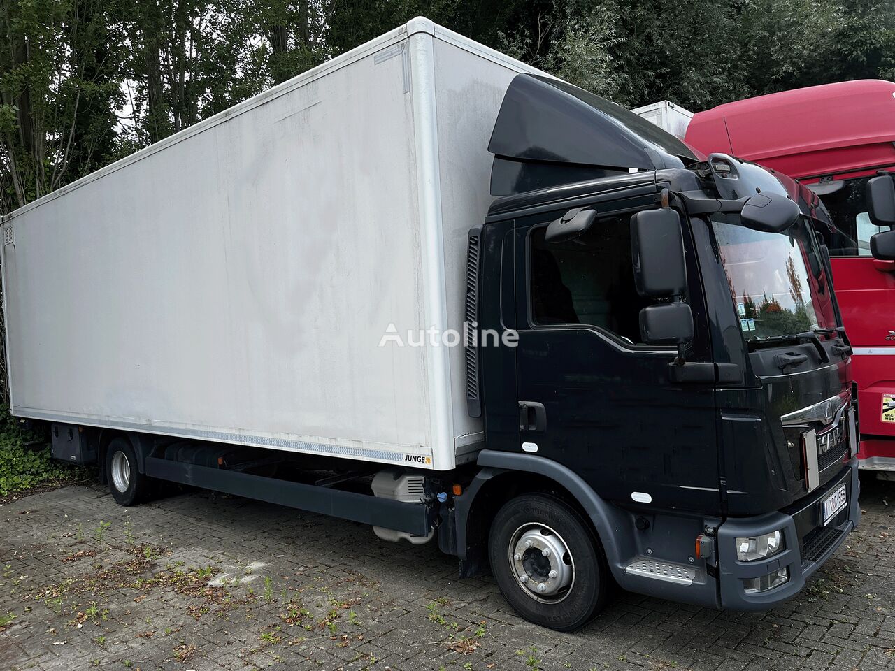 MAN TGL 12.250 box truck