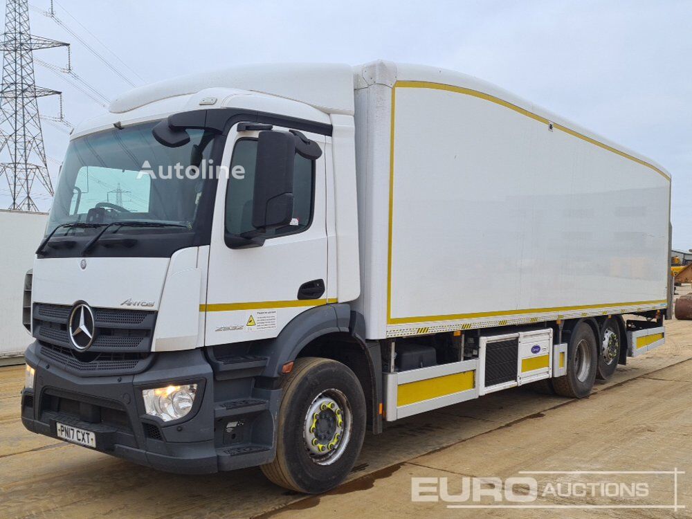 Mercedes-Benz 2532 box truck