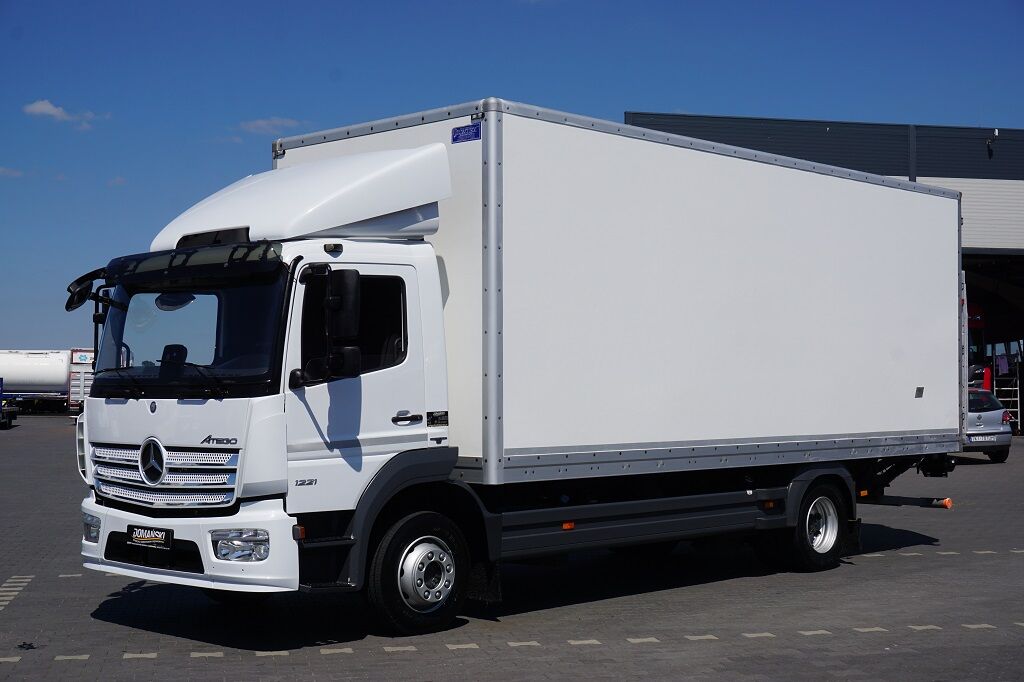 Mercedes-Benz ATEGO / 1221 / ACC / EURO 6 / KONTENER + WINDA / 17 PALET dobozos teherautó