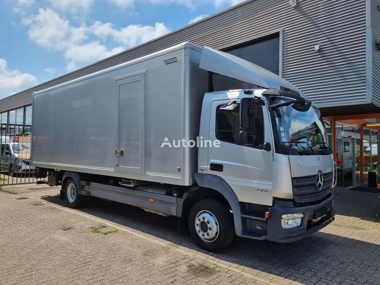 camion furgon Mercedes-Benz Atego 1218/ Koffer/ Ladebordwand/ Airco/ Grau Metallic