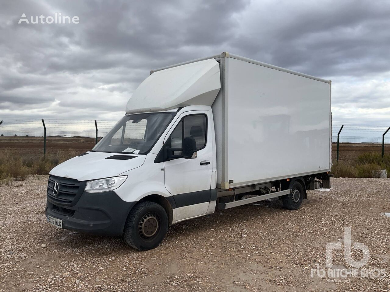 Mercedes-Benz SPRINTER 4x2 box truck