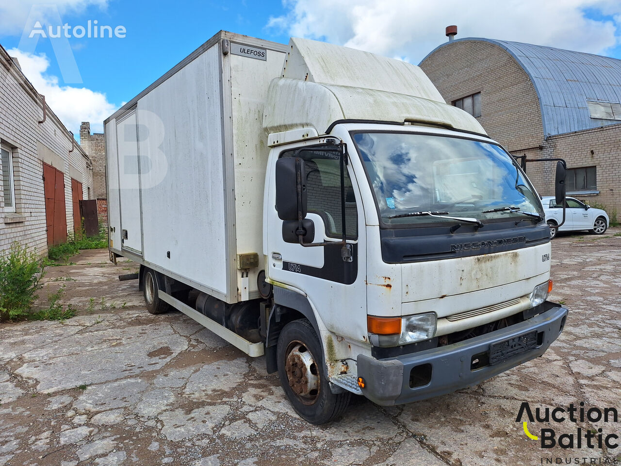 Nissan U714 box truck