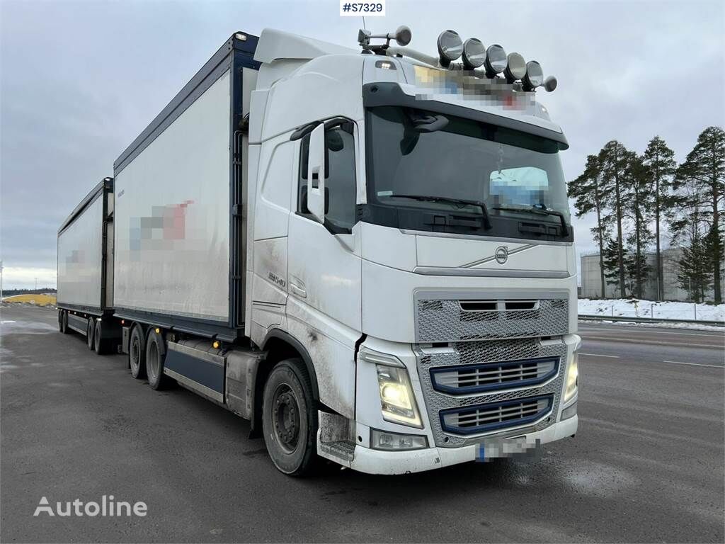 skriňové auto Volvo FH 6x2 wood chip truck with trailer