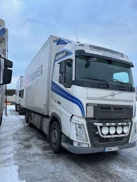 camion fourgon Volvo FH460