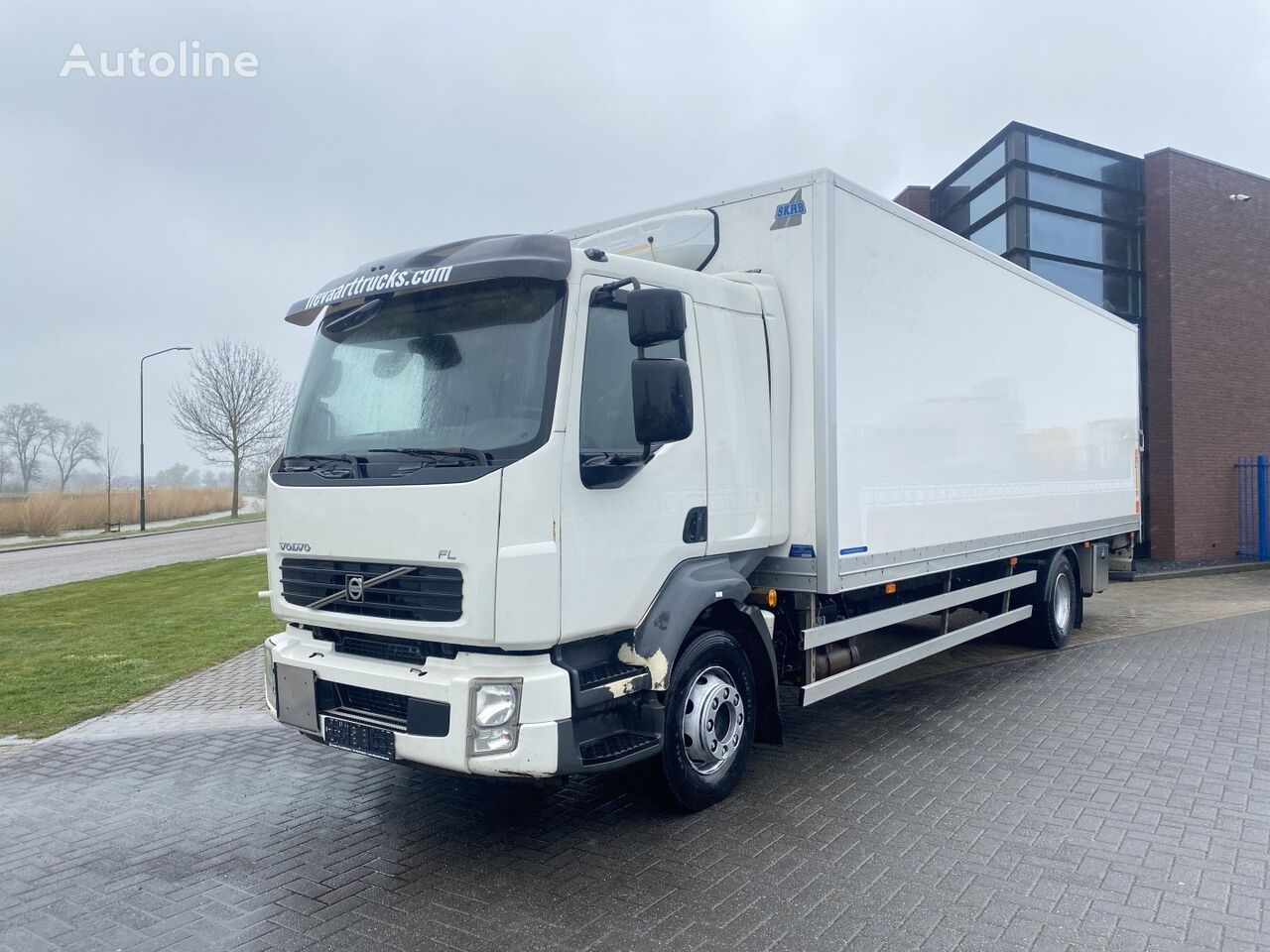 Volvo FL260 box truck