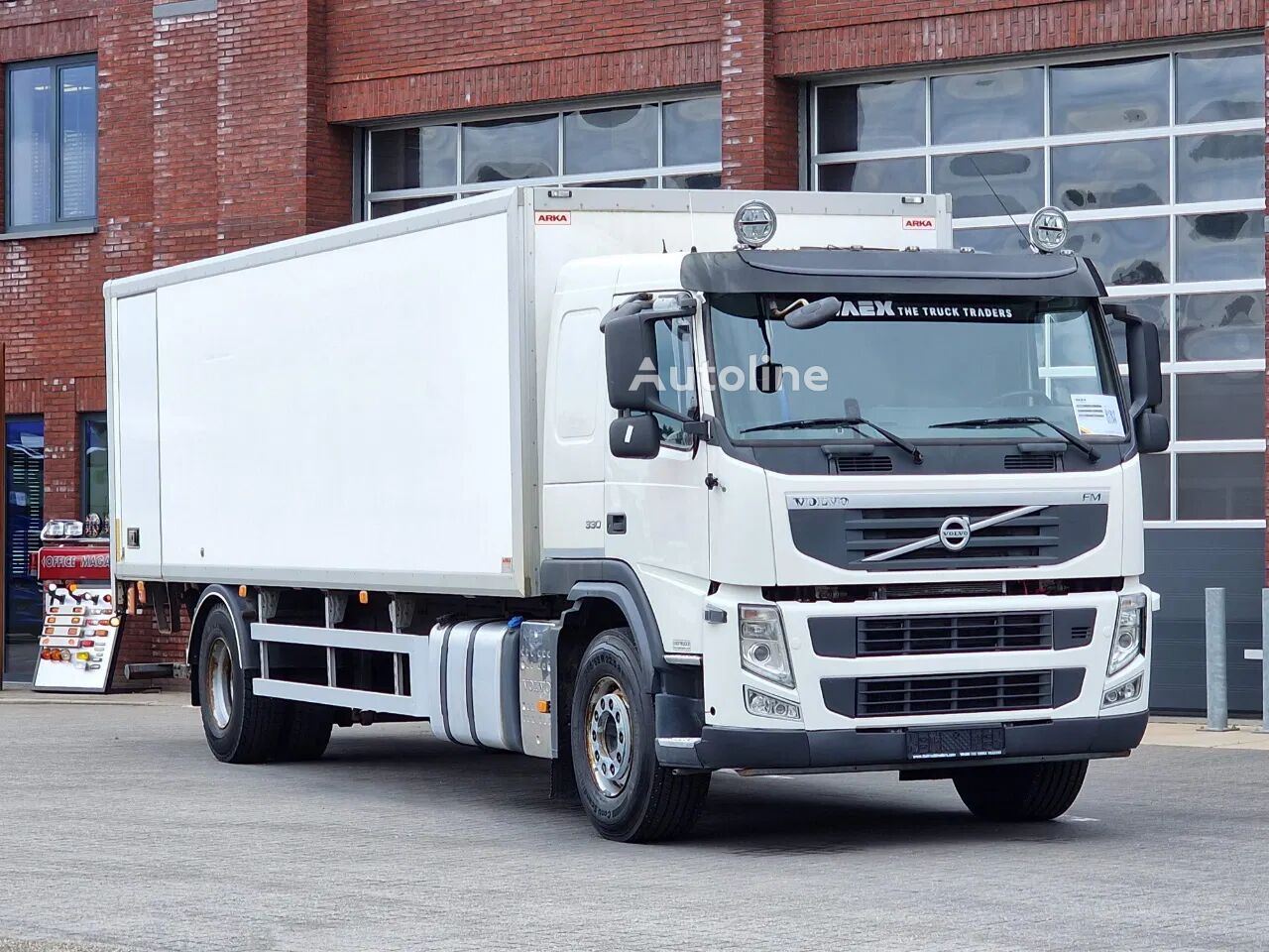 Volvo FM 330 4x2 - Box - Zepro loadlift - Euro 5 - I shift - Low KM -  camión furgón - Autoline