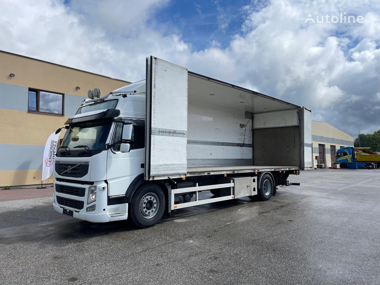 truk box Volvo FM330 4x2 + SIDE OPENING