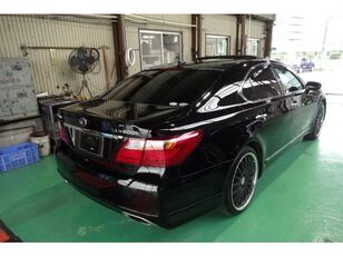 автомобиль Lexus LS