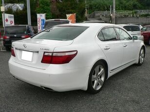 автомобиль Lexus LS