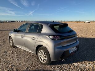 автомобиль Peugeot 208