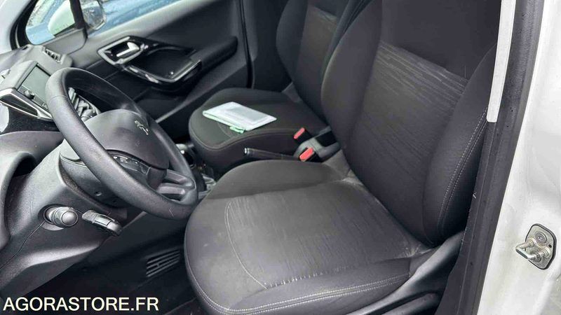 2020 Peugeot 208-45672218