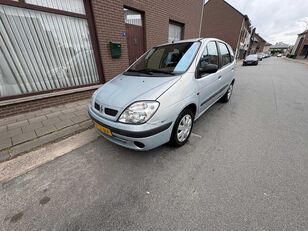Renault Sc&eacute;nic automobil