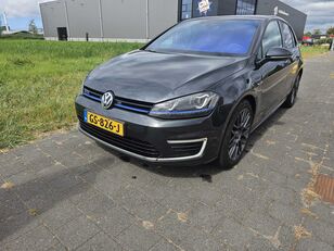 Volkswagen Golf auto