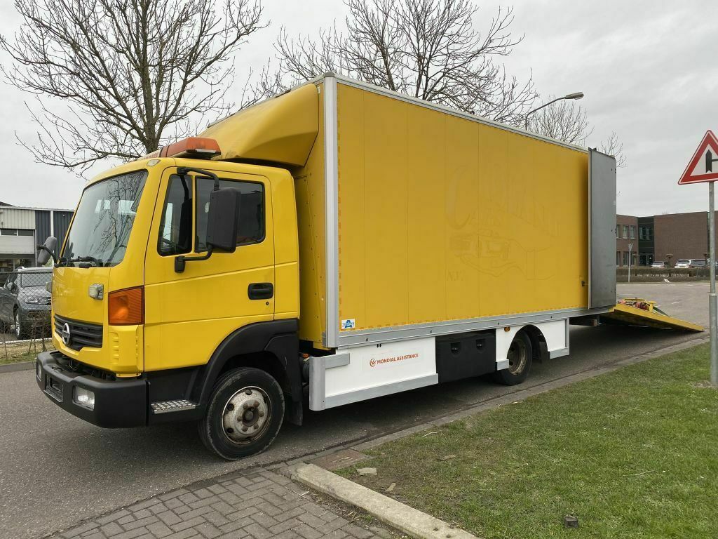 camion transport auto Nissan Atleon 140 Zárt járműszállító hydro platóval + CS