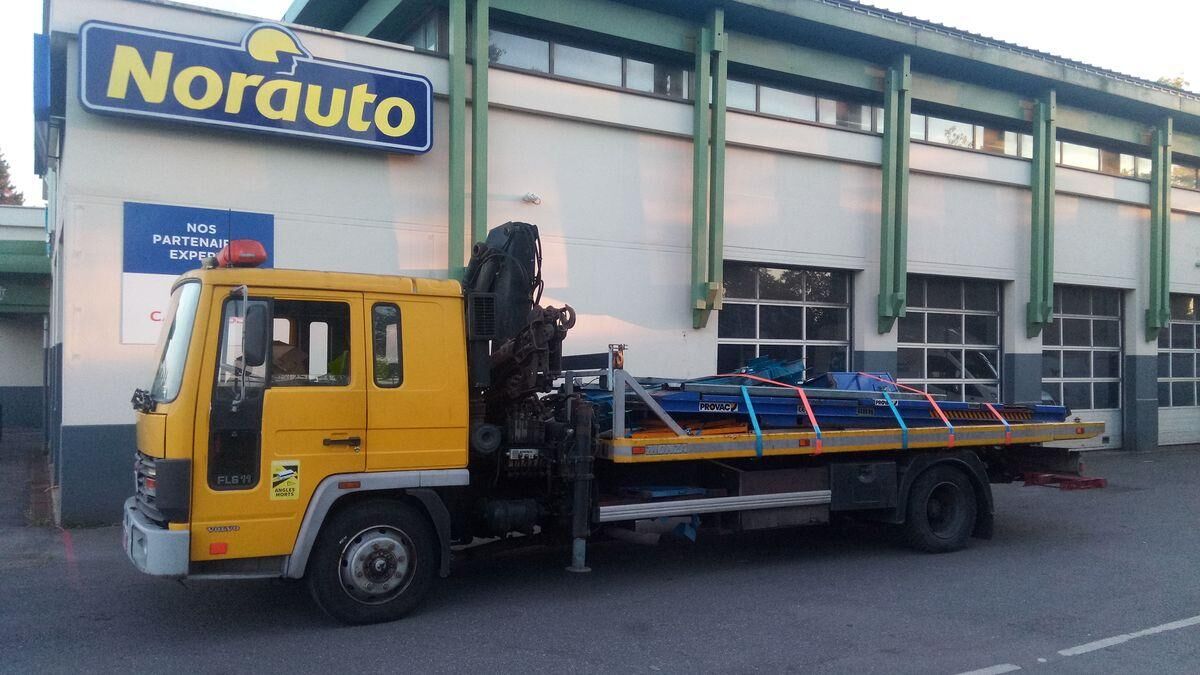 Volvo FL611 Car transporter + crane Hiab 071 autószállító teherautó