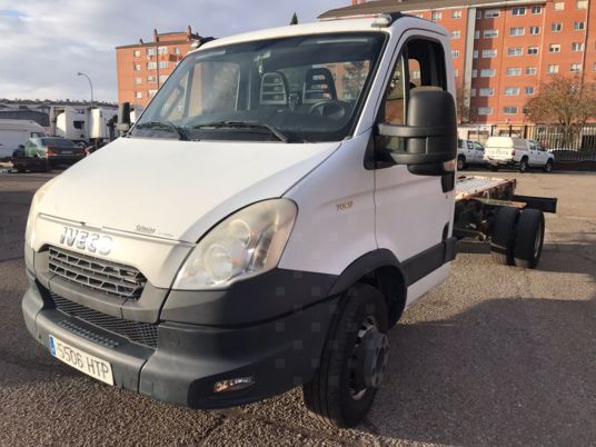 IVECO 70C17 camión chasis