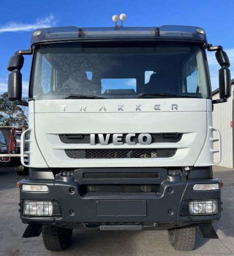 IVECO Trakker AD 450  camión chasis