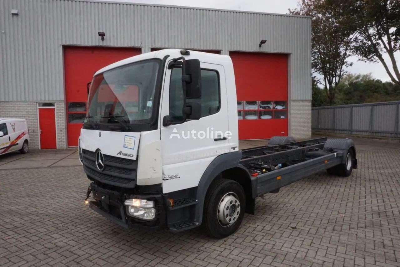 damaged Mercedes-Benz ATEGO 1221 / ENGINE RUNNING / ONLY:253095 KM / AUTOMATIC / EURO- chassis truck