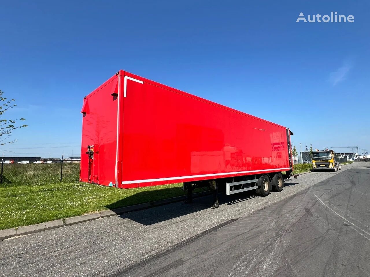 Fliegl SZS 330 / 2 Axle / Dhollandia tailgate 2500kg closed box semi-trailer