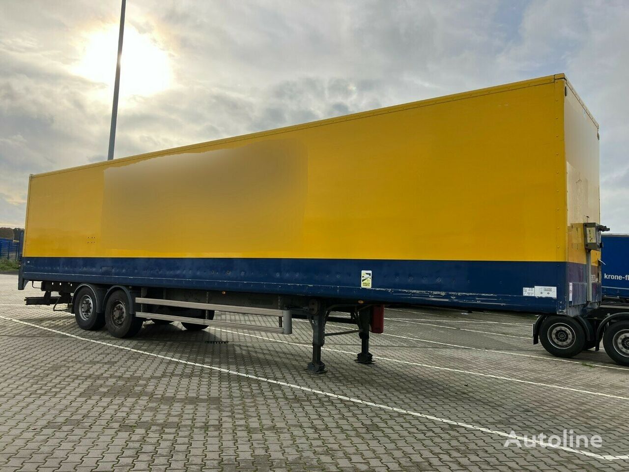 semi-trailer dengan box tertutup Samro SD 28 MHPE