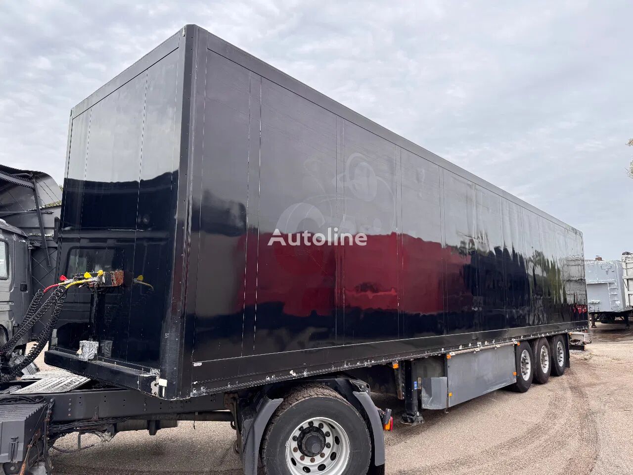 Schmitz Cargobull SKO 24 ISO Box Koffer SAF Scheibenbremsen closed box semi-trailer