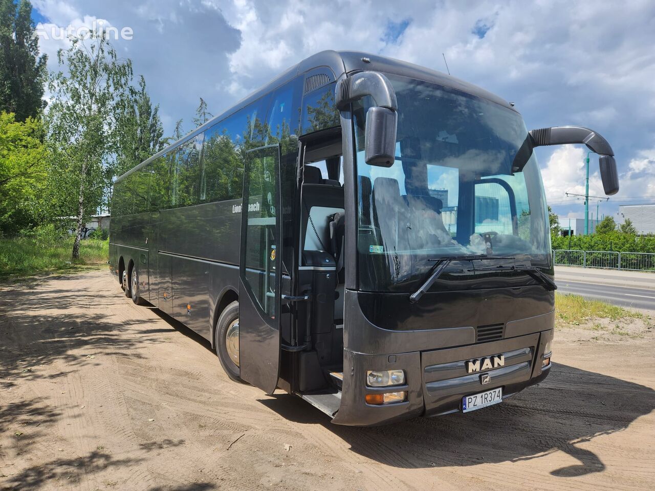 MAN R08 coach bus