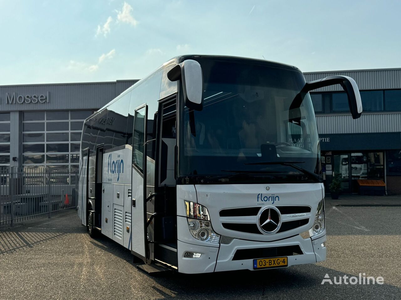 الباص السياحي Mercedes-Benz Tourer 38 seats