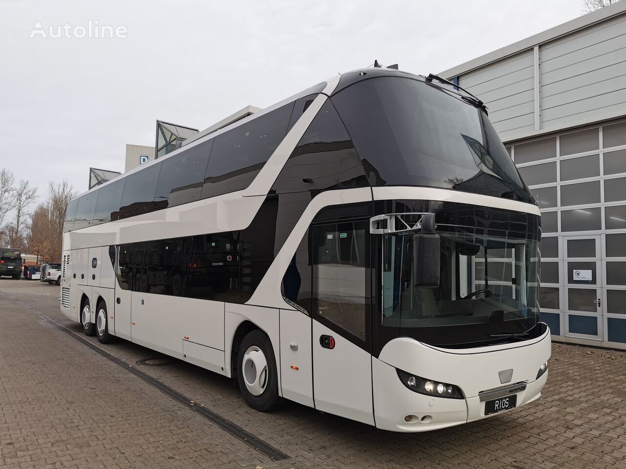 Neoplan SKYLINER L coach bus